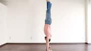 Handstand: உங்கள் உடலின் மையப் பகுதியை வலுப்படுத்தும் ஒரு பயிற்சி