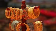 திரை நட்சத்திரங்களை போல வளையல்களை அடுக்கி அணிவது எப்படி?