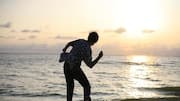 தண்ணீரில் கல் எறிவது வெறும் விளையாட்டு அல்ல: உடலுக்கும் மனதிற்கும் கிடைக்கும் வியக்க வைக்கும் ஆரோக்கிய நன்மைகள்