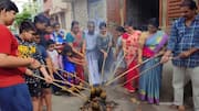 ஆடி முதல் நாளில் ஏன் தேங்காய் சுடுகிறார்கள்? கொங்கு மண்ணின் பாரம்பரிய தேங்காய் சுடும் நோம்பிக்கு இப்படியொரு பின்னணியா!
