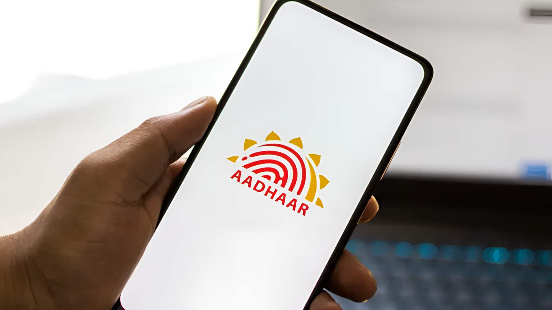 ஆதார் செயலி இப்போது 6 மாதங்களுக்கு இலவச மின்னஞ்சல் அப்டேட்களை வழங்குகிறது