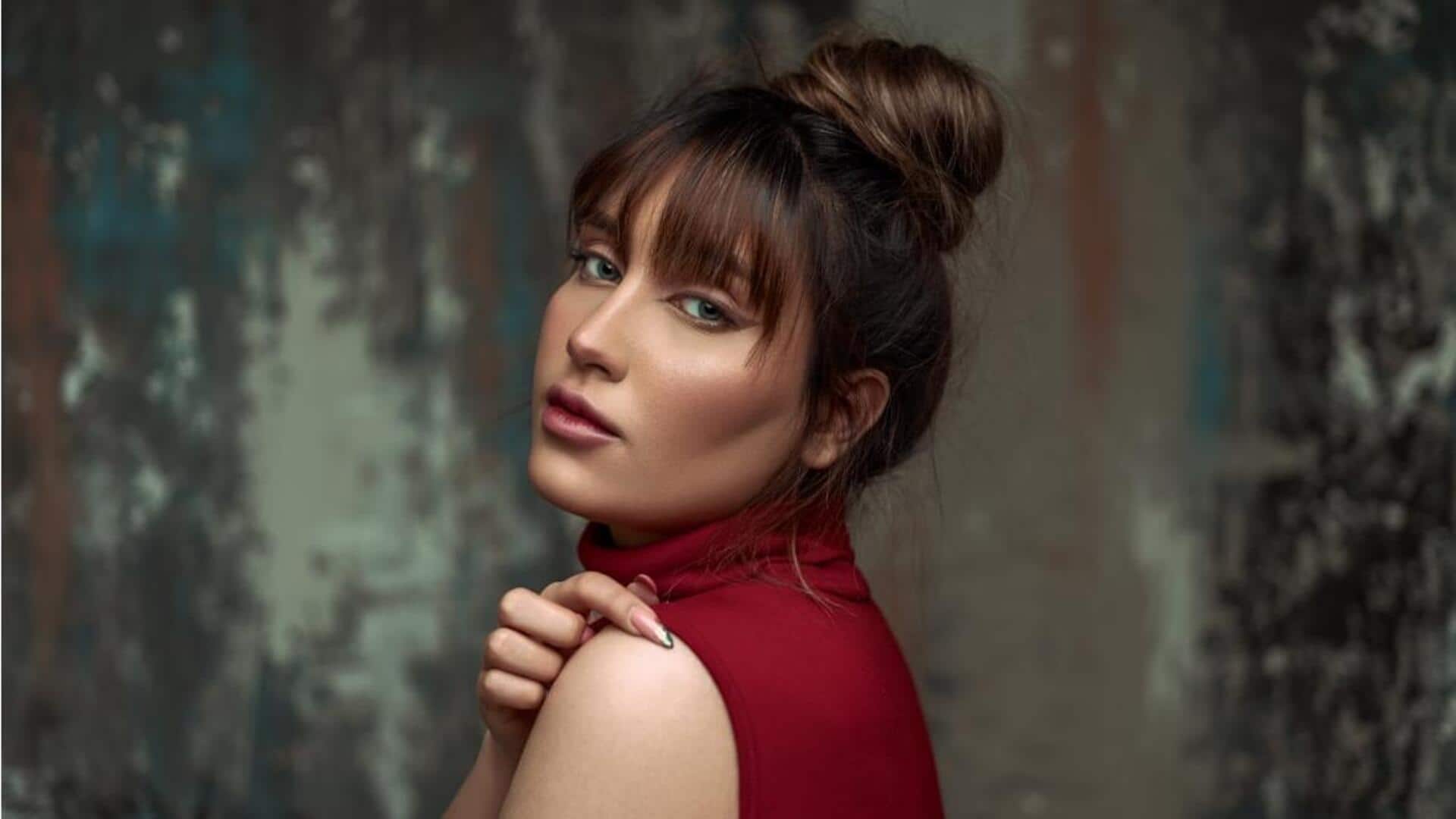 ரோல்டு பேங்ஸ் (Rolled Bangs): நேர்த்தியான சிகை அலங்காரத்திற்கான 5 வழிமுறைகள்!