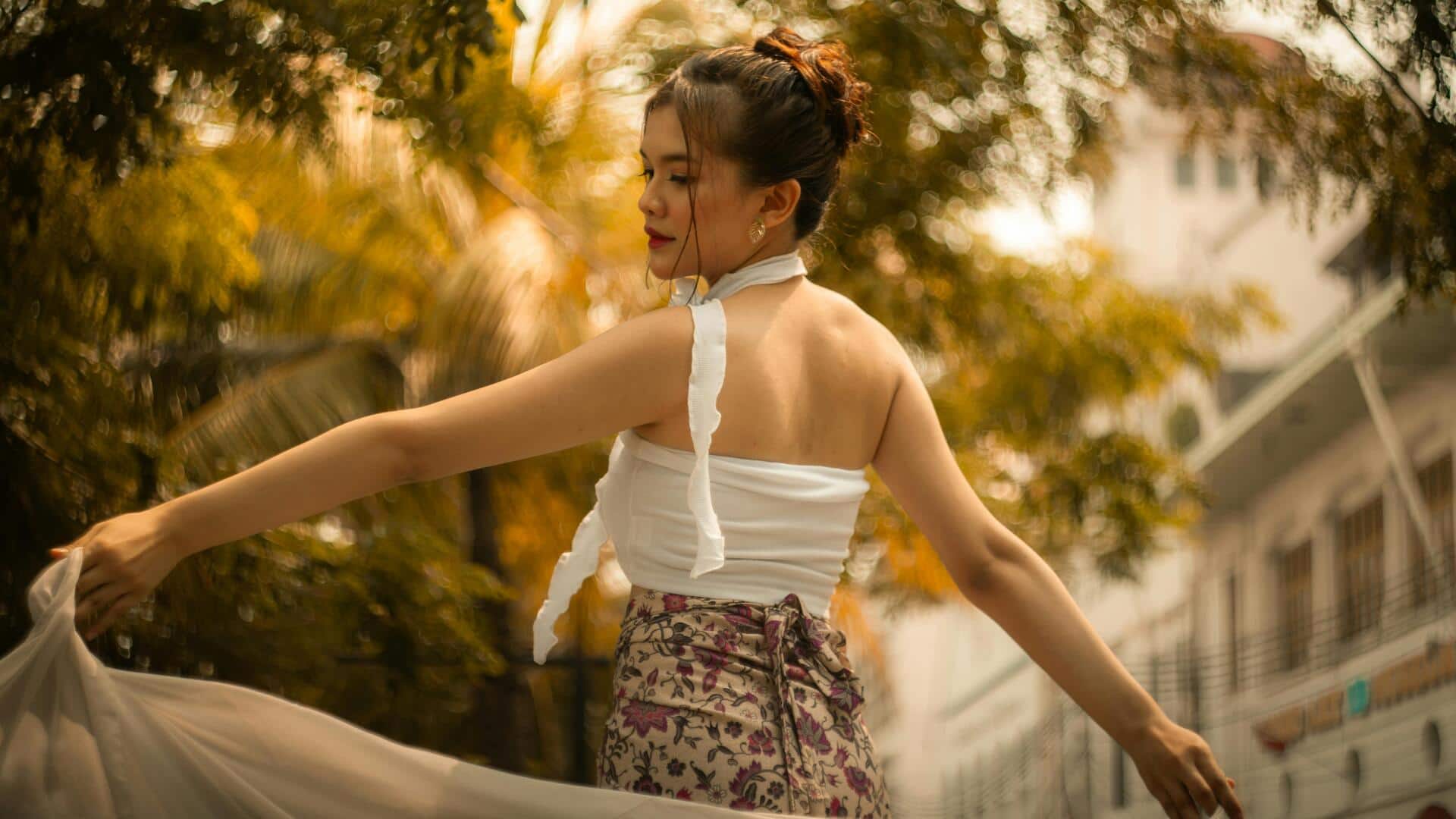 கோடை கால ஸ்டைல் 101: 5 பிரபலங்களின் சரோங் கட்டும் முறைகள்