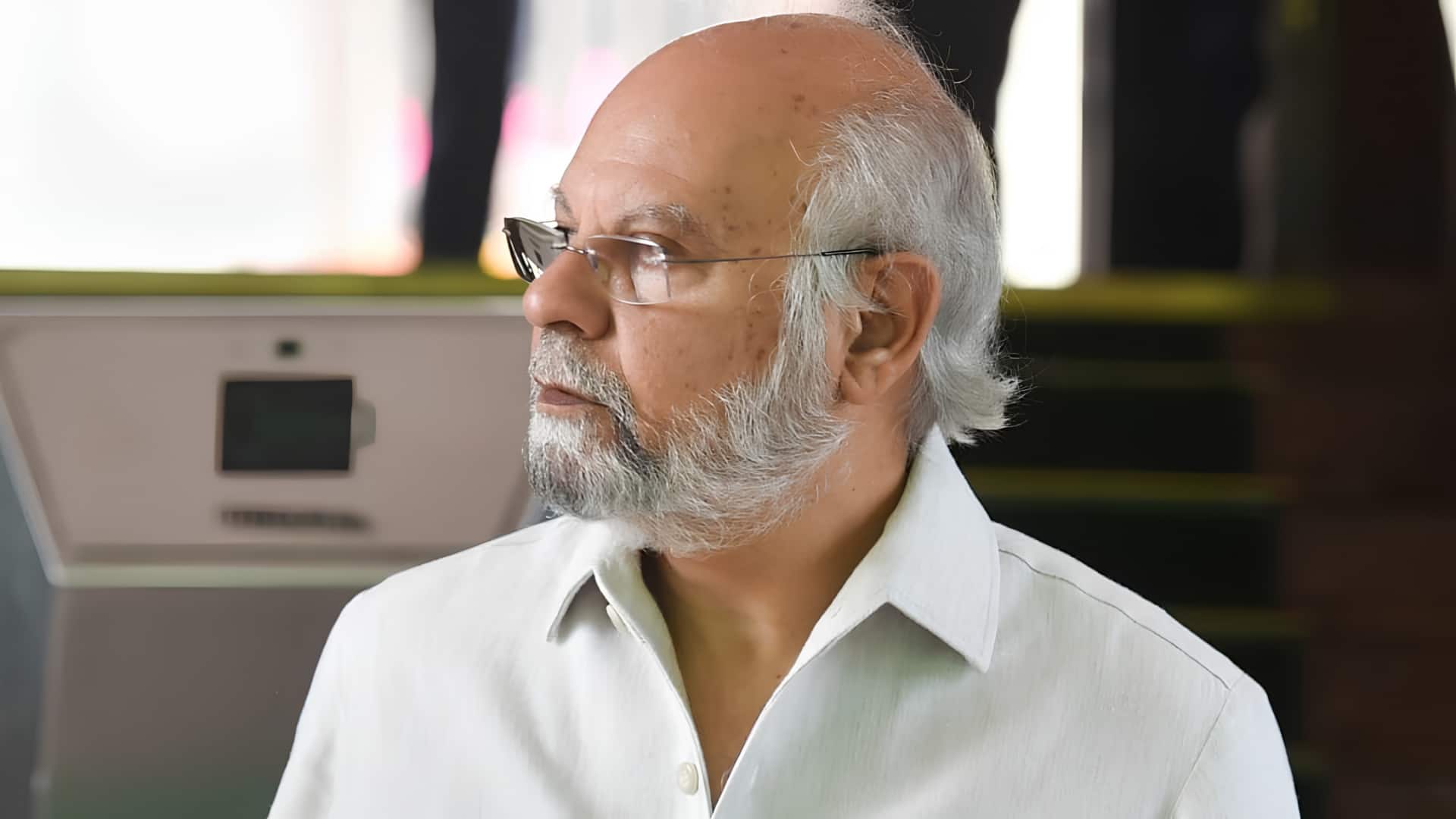 வாட்ஸ்அப் டிபியை மாற்றி கைவரிசை: முன்னாள் பிரதமரின் மகனிடமே ரூ.7.68 கோடி சுருட்டிய மோசடி கும்பல்! பின்னணி என்ன?