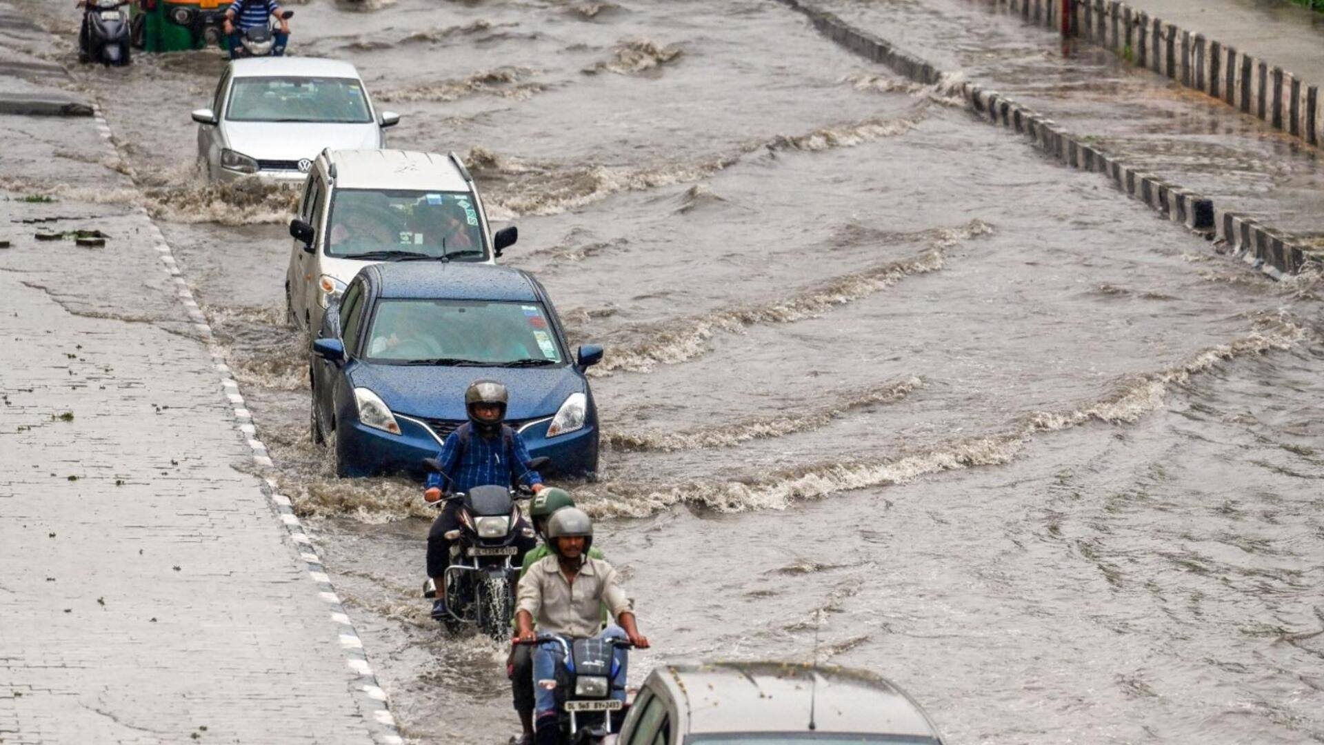 டெல்லி, நொய்டாவில் தொடரும் கனமழையால் இயல்பு வாழ்க்கை பாதிப்பு