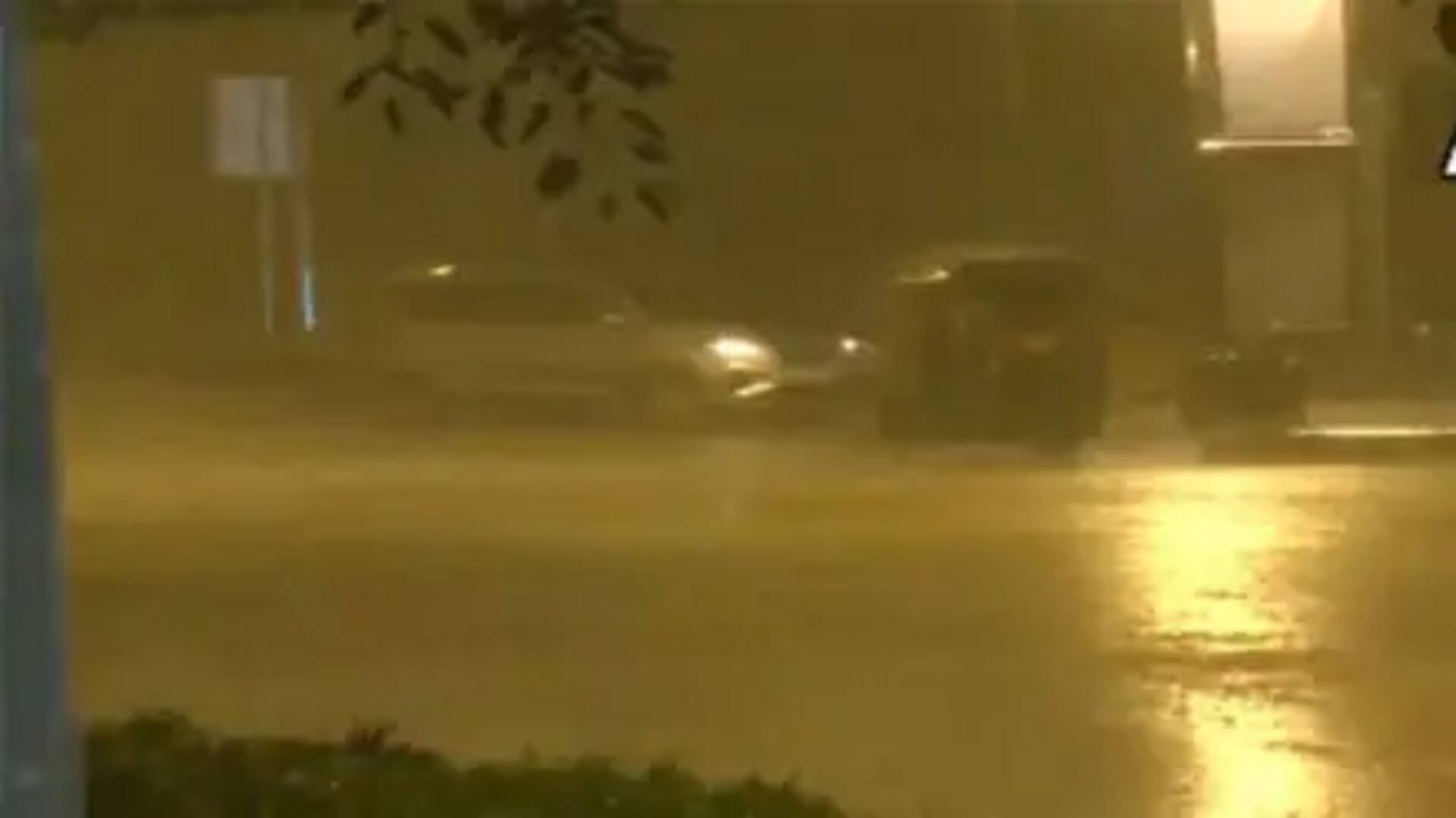 இரவில் டெல்லியை உலுக்கிய கனமழை; விமான சேவை மற்றும் இயல்பு வாழ்க்கை பாதிப்பு இரவில் டெல்லியை உலுக்கிய கனமழை; விமான சேவை மற்றும் இயல்பு வாழ்க்கை பாதிப்பு