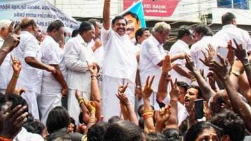 கவர்னர் மாளிகையினை நோக்கி எடப்பாடி கே பழனிசாமி தலைமையில் அதிமுக பேரணி 
