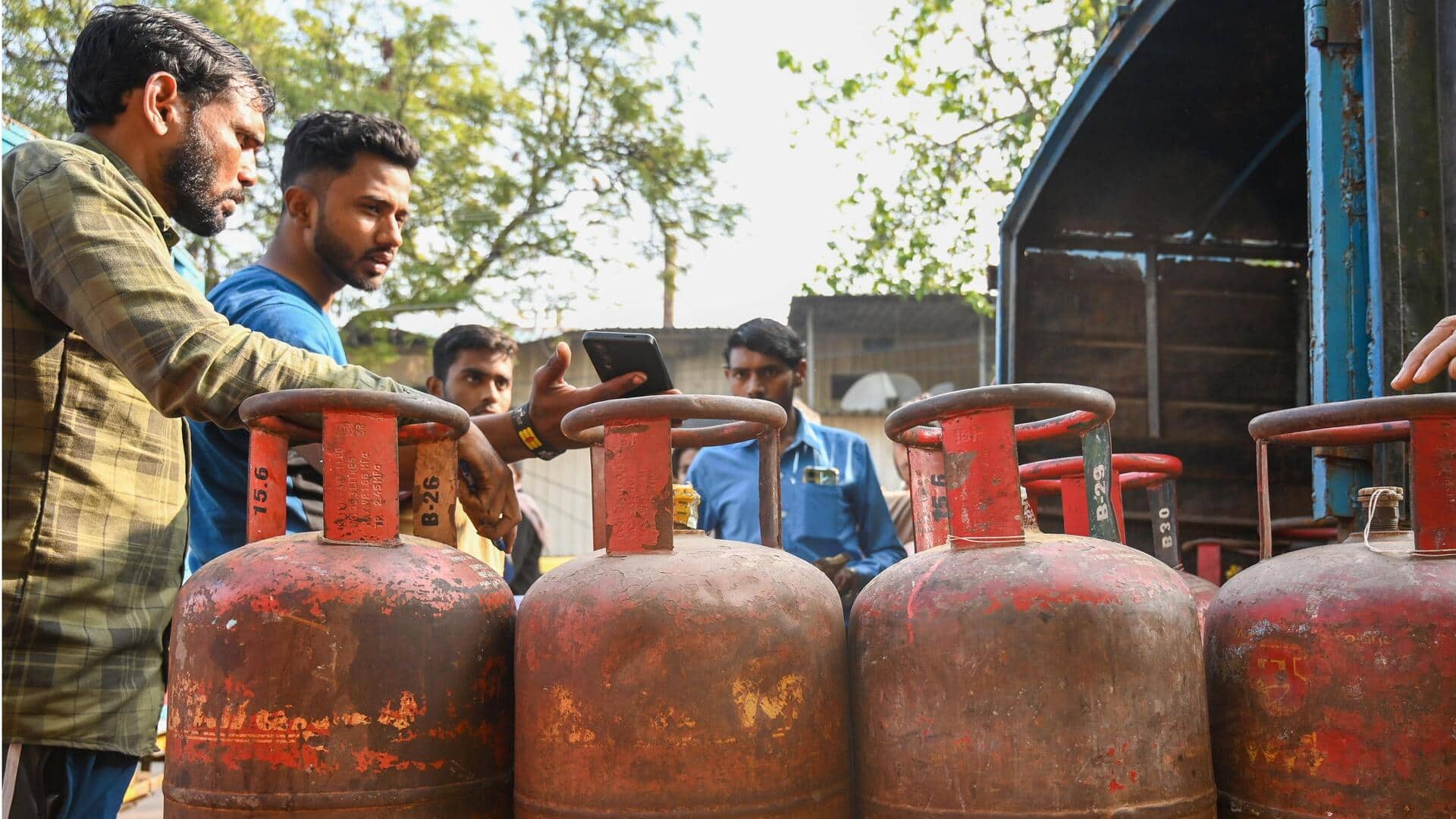 LPG சிலிண்டர் தட்டுப்பாட்டை சமாளிக்க சிலிண்டர் அளவை குறைக்க மத்திய அரசு திட்டம்?