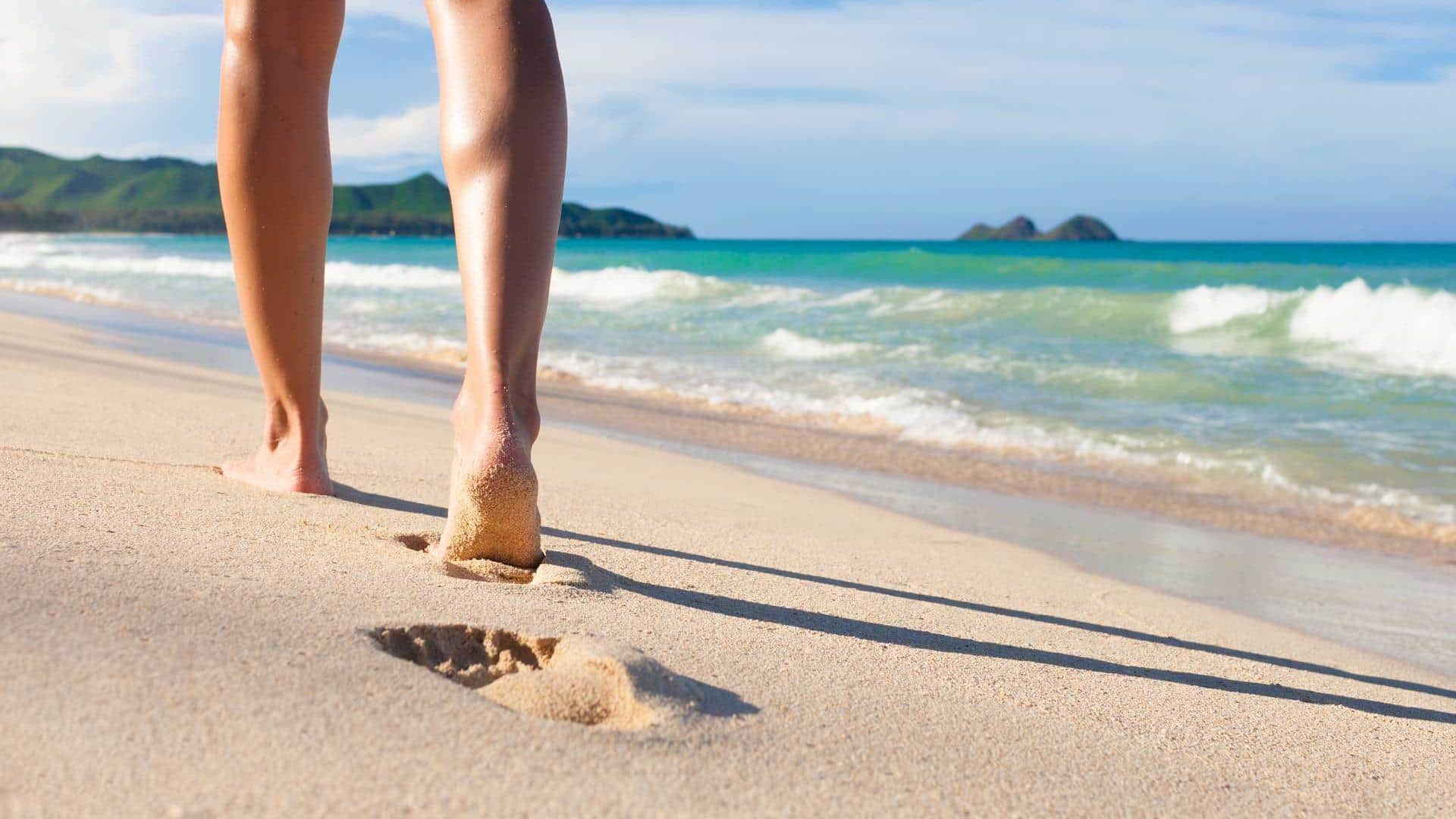 கடற்கரையில் வெறும் காலில் நடத்தல்: 5 மகத்தான ஆரோக்கிய நன்மைகள்