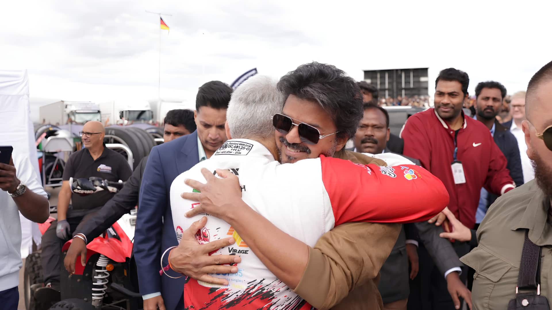 ஓடிச் சென்று கட்டிப்பிடித்த முதல்வர் விஜய்! சில்வர்ஸ்டோன் பந்தய மைதானத்தில் அஜித்திற்கு சர்ப்ரைஸ்; வைரல் வீடியோ