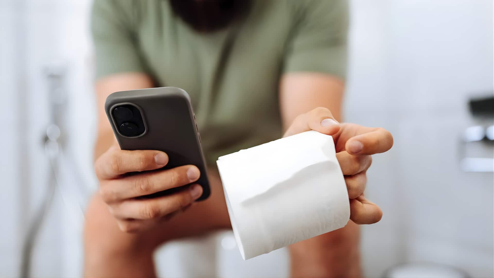 போன் பார்த்தபடி டாய்லெட்டில் அமர்ந்தால் மூல நோய் வருமா? அதிர்ச்சி தரும் ஆய்வு முடிவுகள்; 5 நிமிட விதிதான் தீர்வு