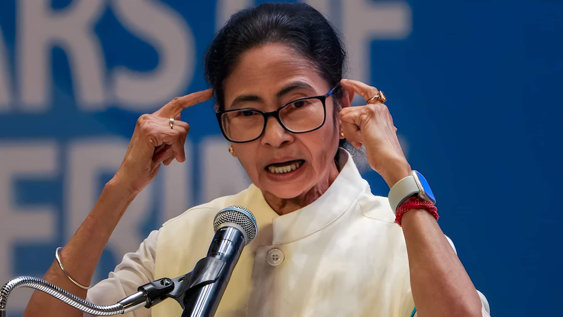 கொல்கத்தாவில் பெரும் பரபரப்பு; மம்தா பானர்ஜியை தாக்க முயன்ற கத்தி ஏந்திய பெண்