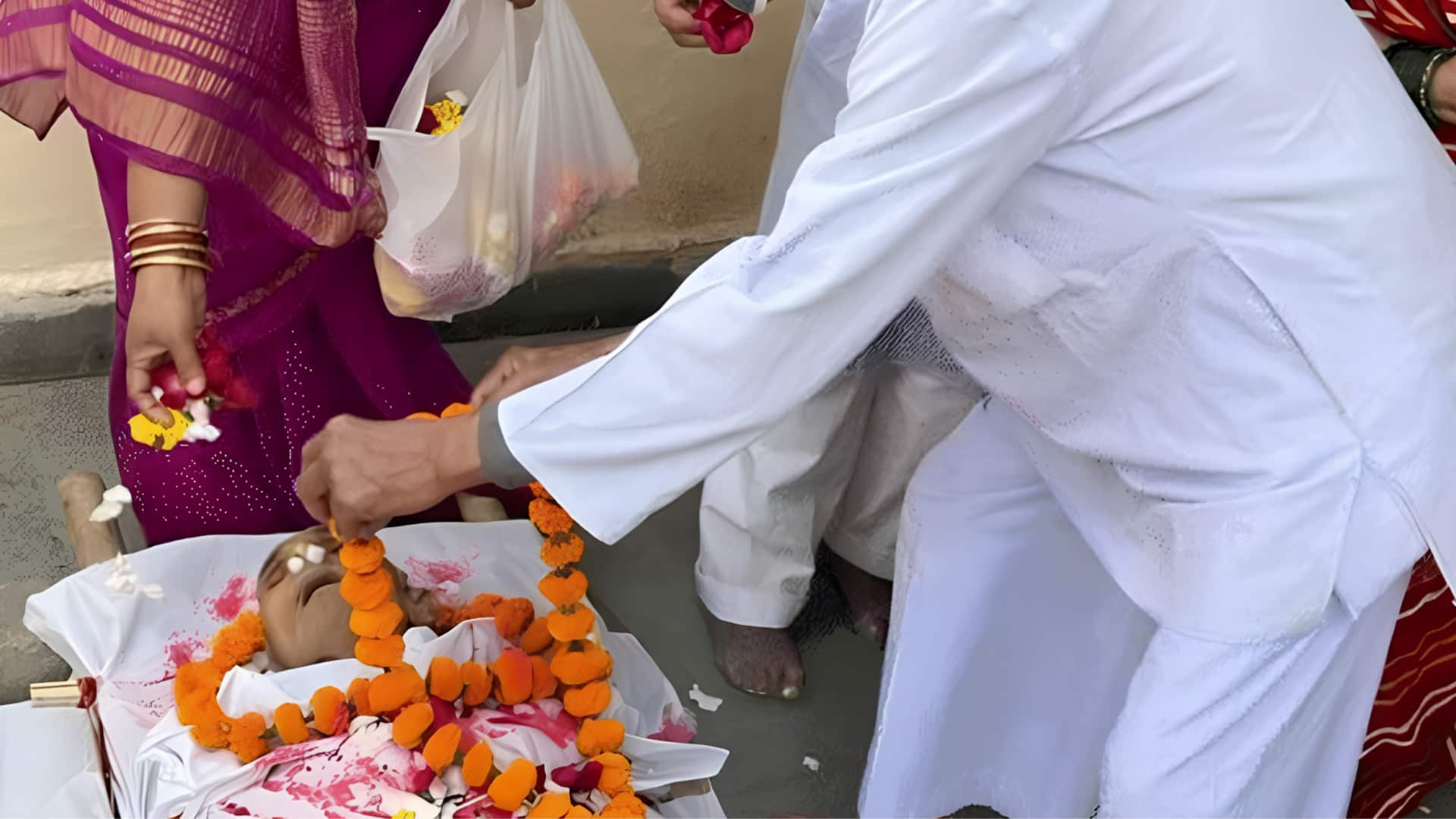 4 பிள்ளைகளை வளர்த்து என்ன பயன்? உடலைக் எடுக்கக்கூட வராத பிள்ளைகள்; போபாலில் நிகழ்ந்த சோகம்