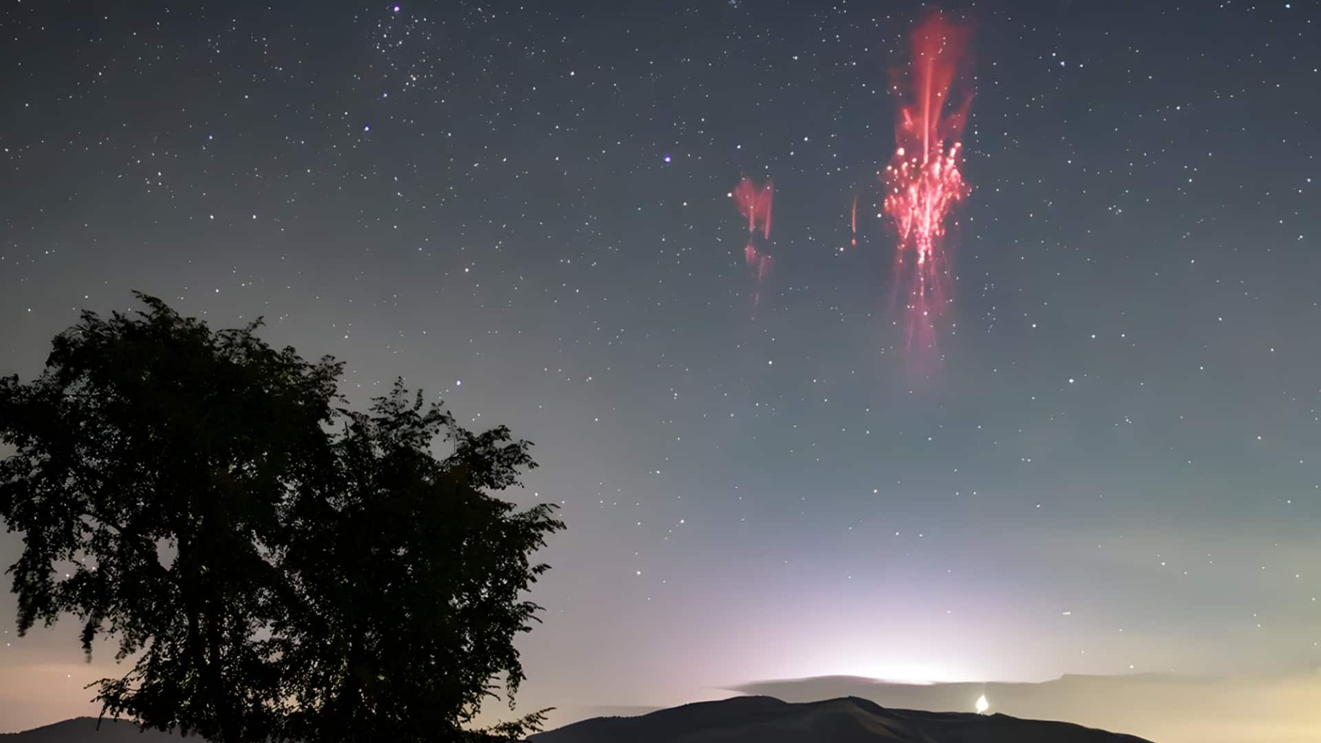 விண்வெளியில் இருந்து பூமியில் விழுவது போன்ற மர்மமான ஒளித் தூண்கள் வேற்றுக்கிரக விண்கலமா?