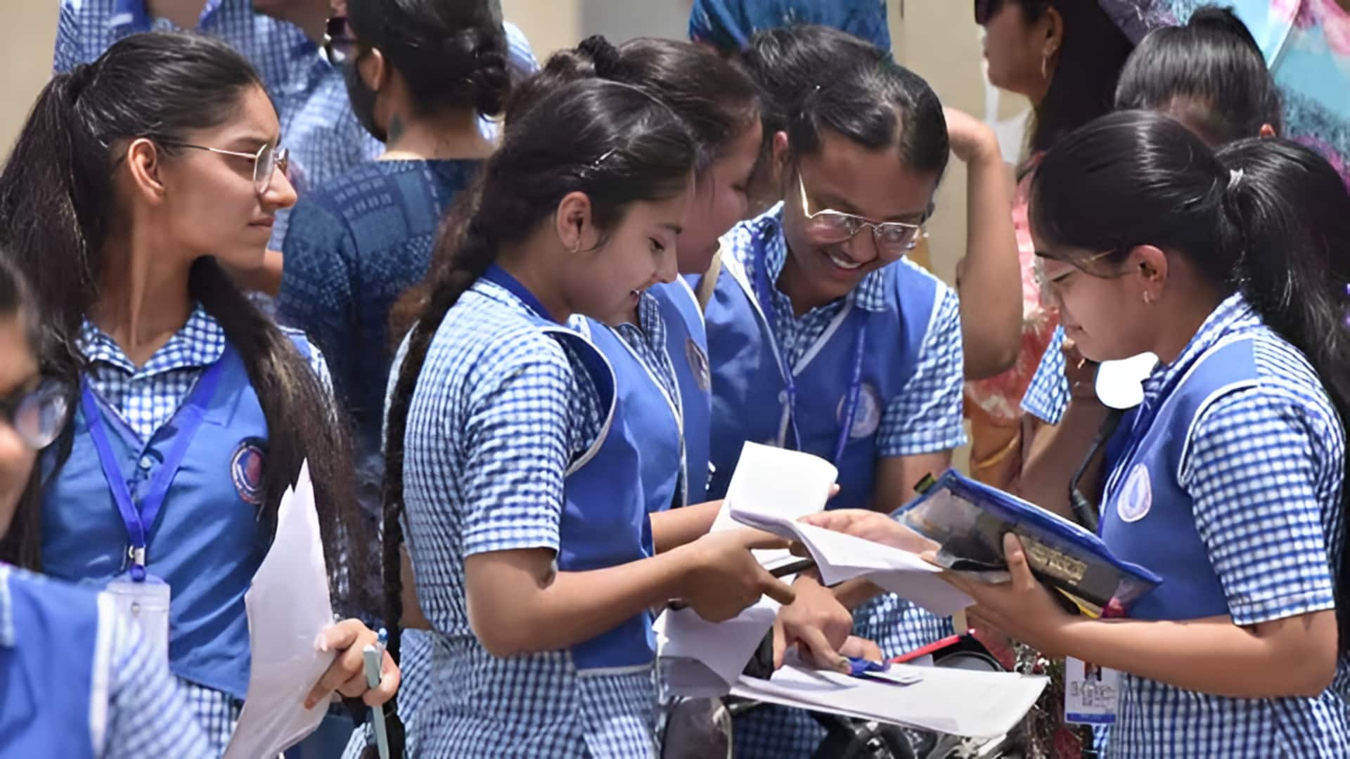 தமிழகத்தில் தொடங்கியது பிளஸ் 2 பொதுத்தேர்வு! 8.27 லட்சம் மாணவர்களுக்கு தேர்வு