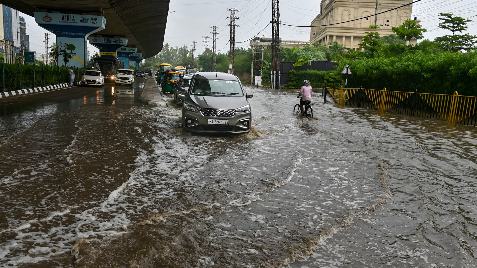 கனமழையால் டெல்லி, சூரத் நகரங்களில் வெள்ளம், உத்தரகாண்டில் நிலச்சரிவு