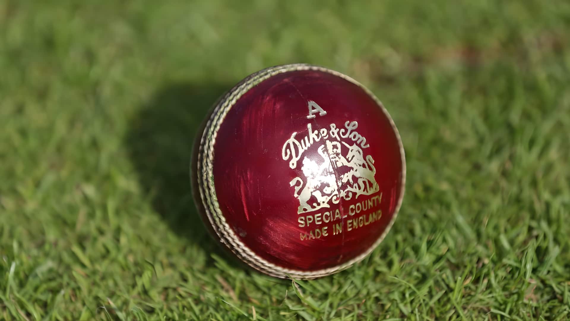 கிரிக்கெட்டையும் பதம் பார்க்கும் போர்! இங்கிலாந்து கவுண்டி போட்டிகள் நடக்குமா? டியூக்ஸ் பந்து விநியோகத்தில் சிக்கல்