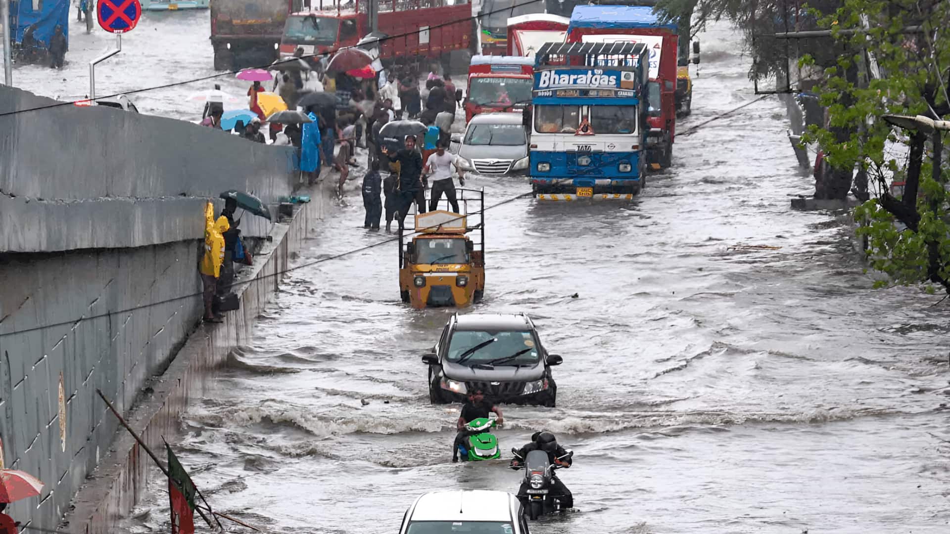 உலுக்கும் பருவமழையால் இன்றும் மூடப்பட்ட மும்பை பள்ளி, கல்லூரிகள்; நிலச்சரிவால் முடங்கிய போக்குவரத்து