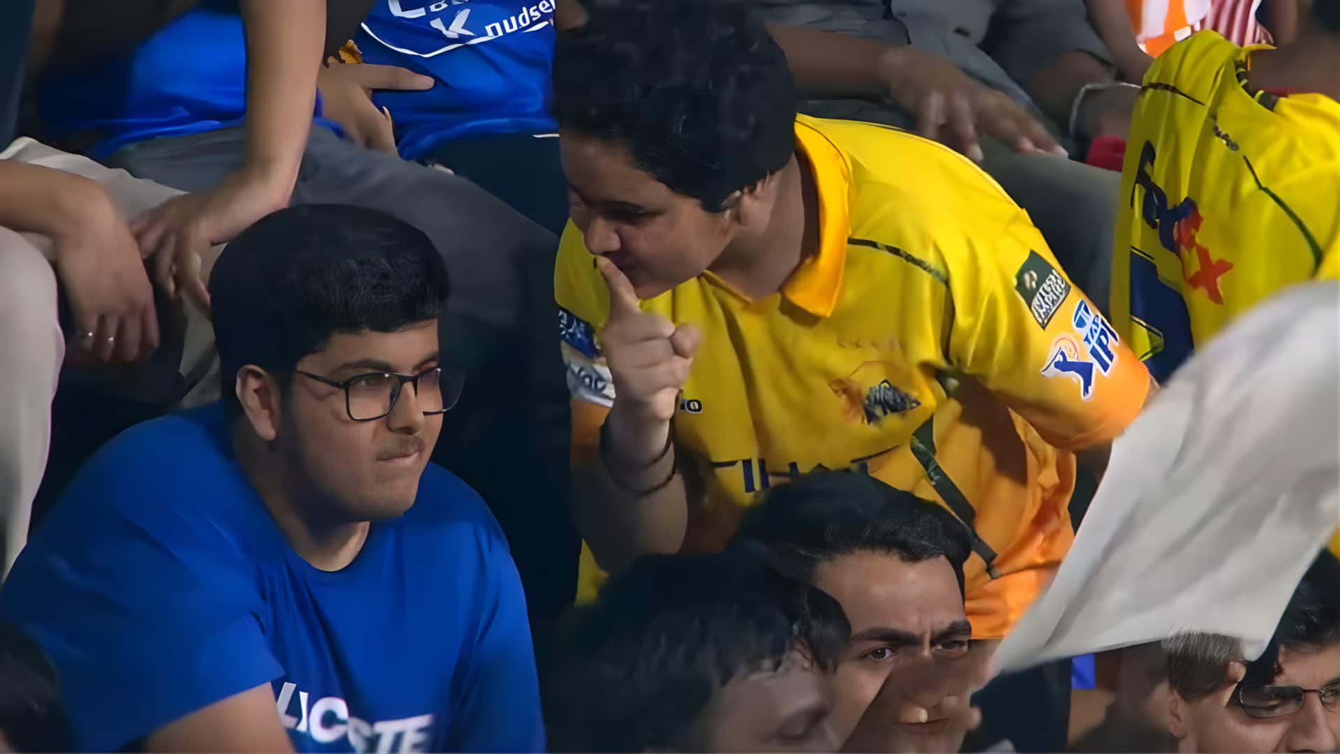 ஐபிஎல் 2026: வான்கடேவில் வைரல் தருணம்; மும்பை ரசிகரை அமைதிப்படுத்திய சென்னை ரசிகர்