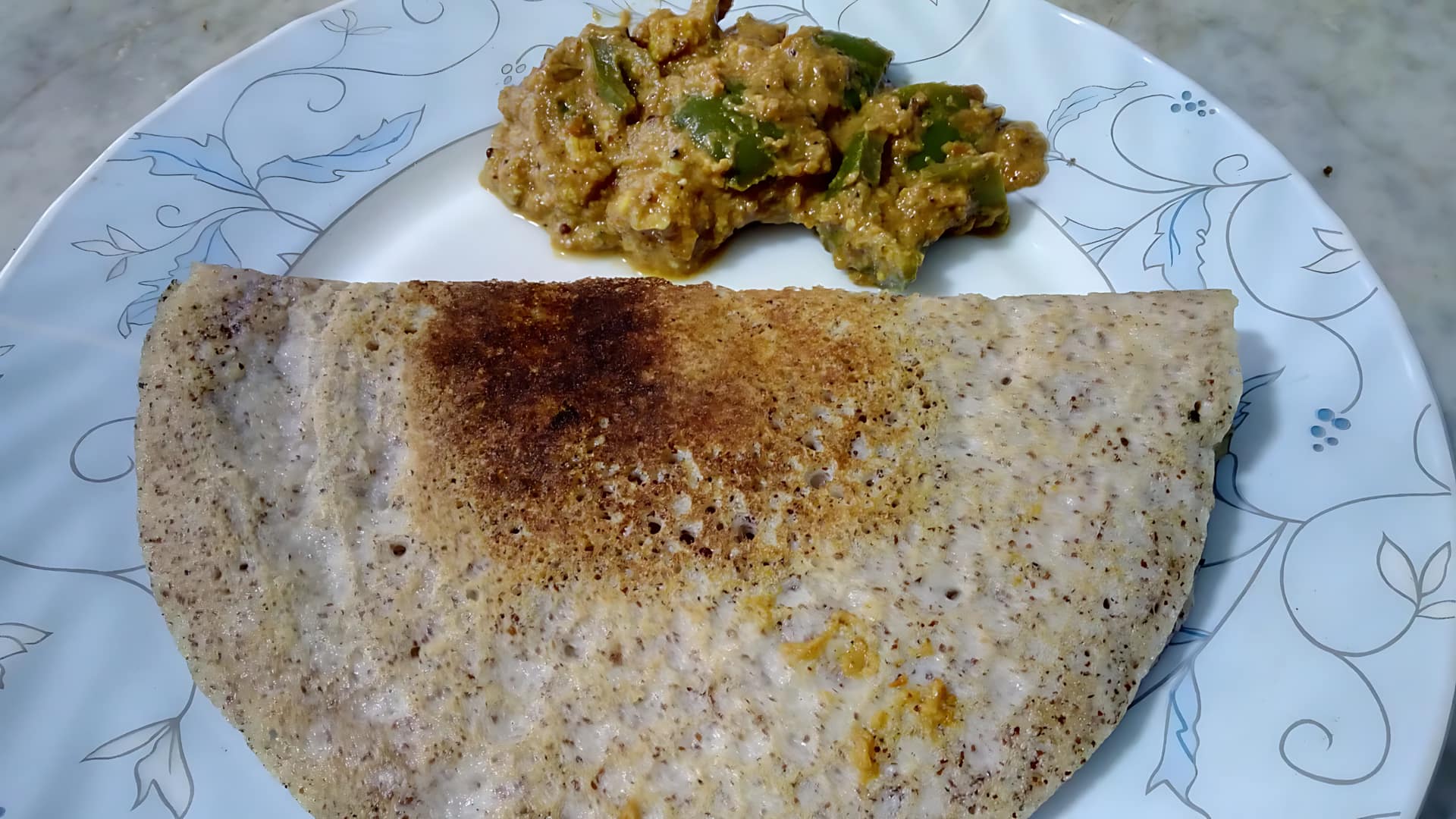 புளிக்கவைத்த கம்பு அப்பங்கள்: ஒரு தெருவோரக் காலை உணவு ஸ்பெஷல்