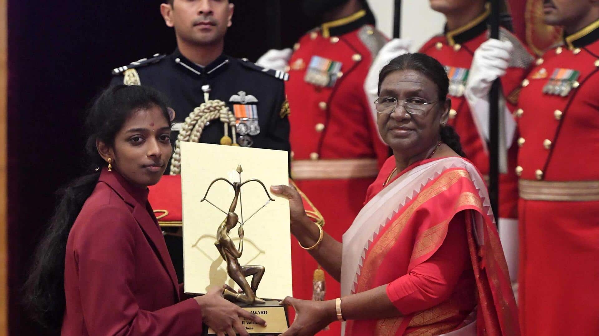 விளையாட்டு வீரர்களுக்கான அர்ஜுனா விருதுகள் 2023: ஜனாதிபதி கையால் விருது பெற்றார் கிராண்ட் மாஸ்டர் வைஷாலி