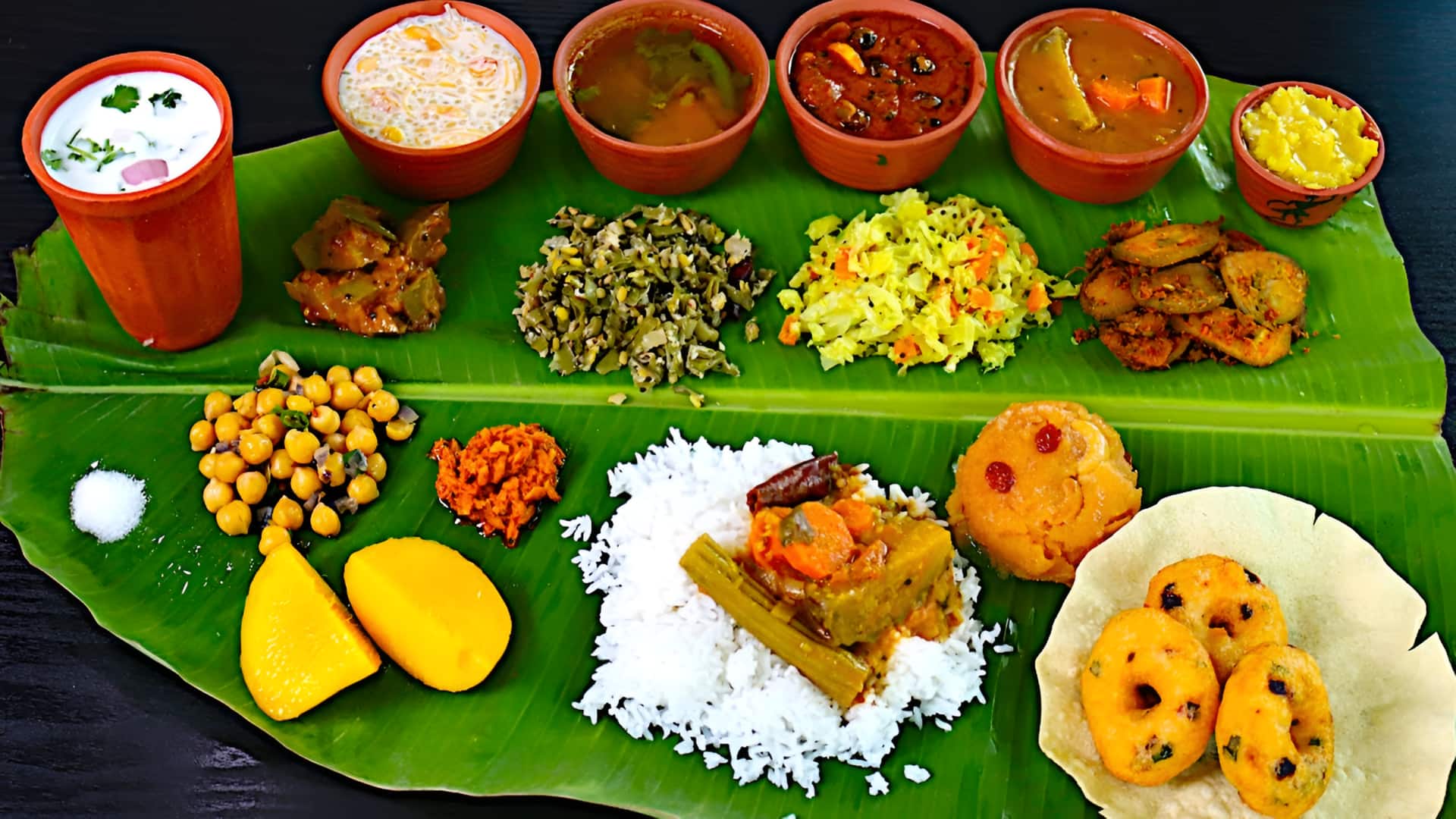 அறுசுவை நிறைந்த தமிழ்ப் புத்தாண்டு விருந்து! வாழையிலையில் இடம்பெற வேண்டிய ஸ்பெஷல் உணவுகள்