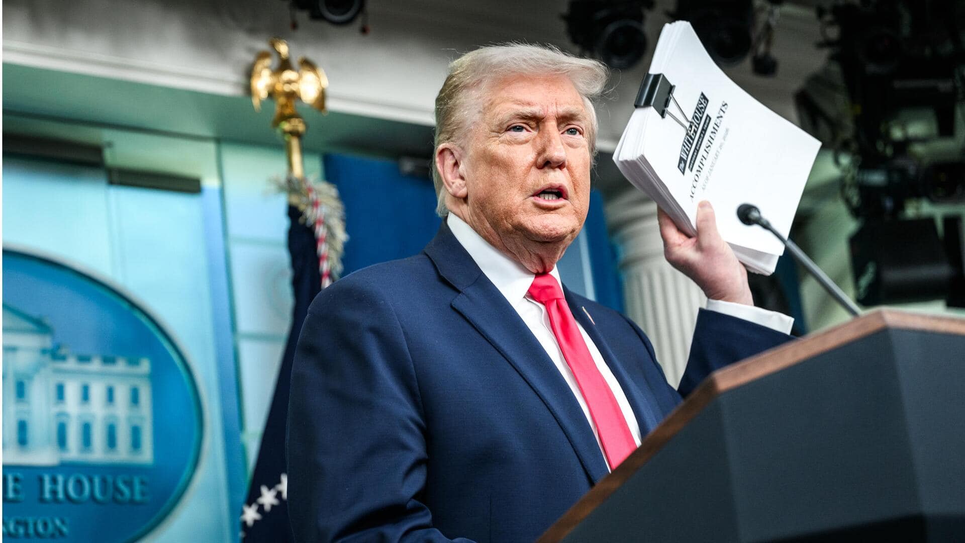 அமெரிக்க அதிபராக முதலாண்டு நிறைவு: தனது சாதனைகளை விளக்கி டொனால்ட் ட்ரம்ப் தம்பட்டம்