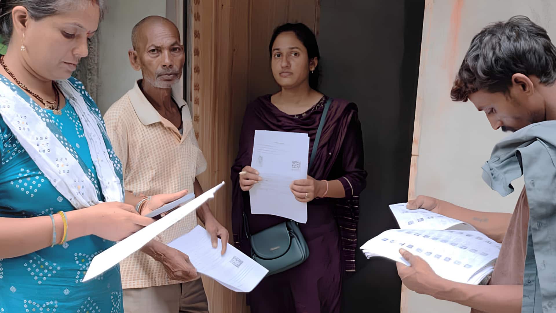 வாக்காளர் பட்டியலில் பெயர் இல்லையா? 20 மாநிலங்களில் விடுபட்ட வாக்காளர்களை சேர்க்க தேர்தல் ஆணையம் சிறப்பு முகாம்