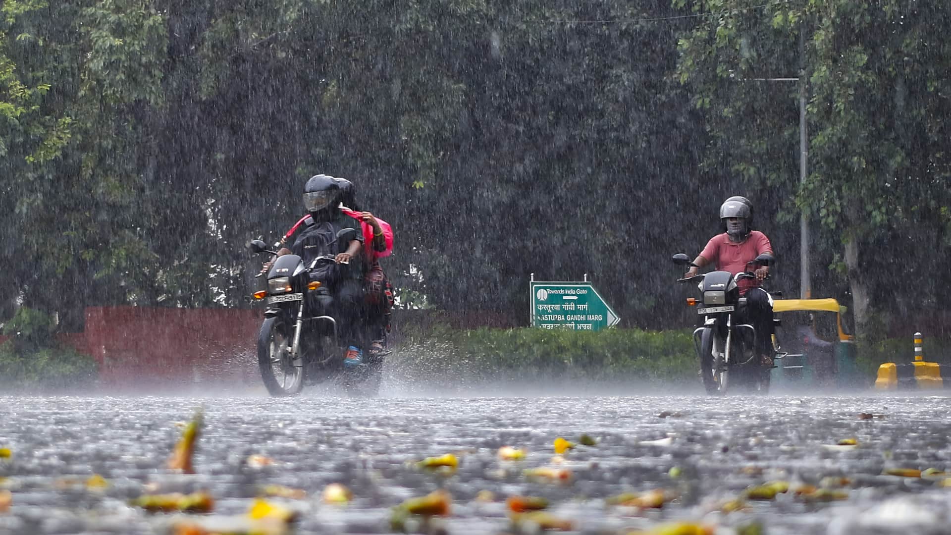 தென்கிழக்கு வங்கக்கடலில் உருவாகிறது குறைந்த காற்றழுத்த தாழ்வு பகுதி: தமிழகத்தில் நாளை 9 மாவட்டங்களில் கனமழைக்கு வாய்ப்பு