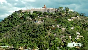 பழனி முருகன் கோயில் - 75 பேர் அமர்ந்து செல்லும் ஏசி வசதியுடன் கூடிய மின் இழுவை ரயில் பெட்டி 