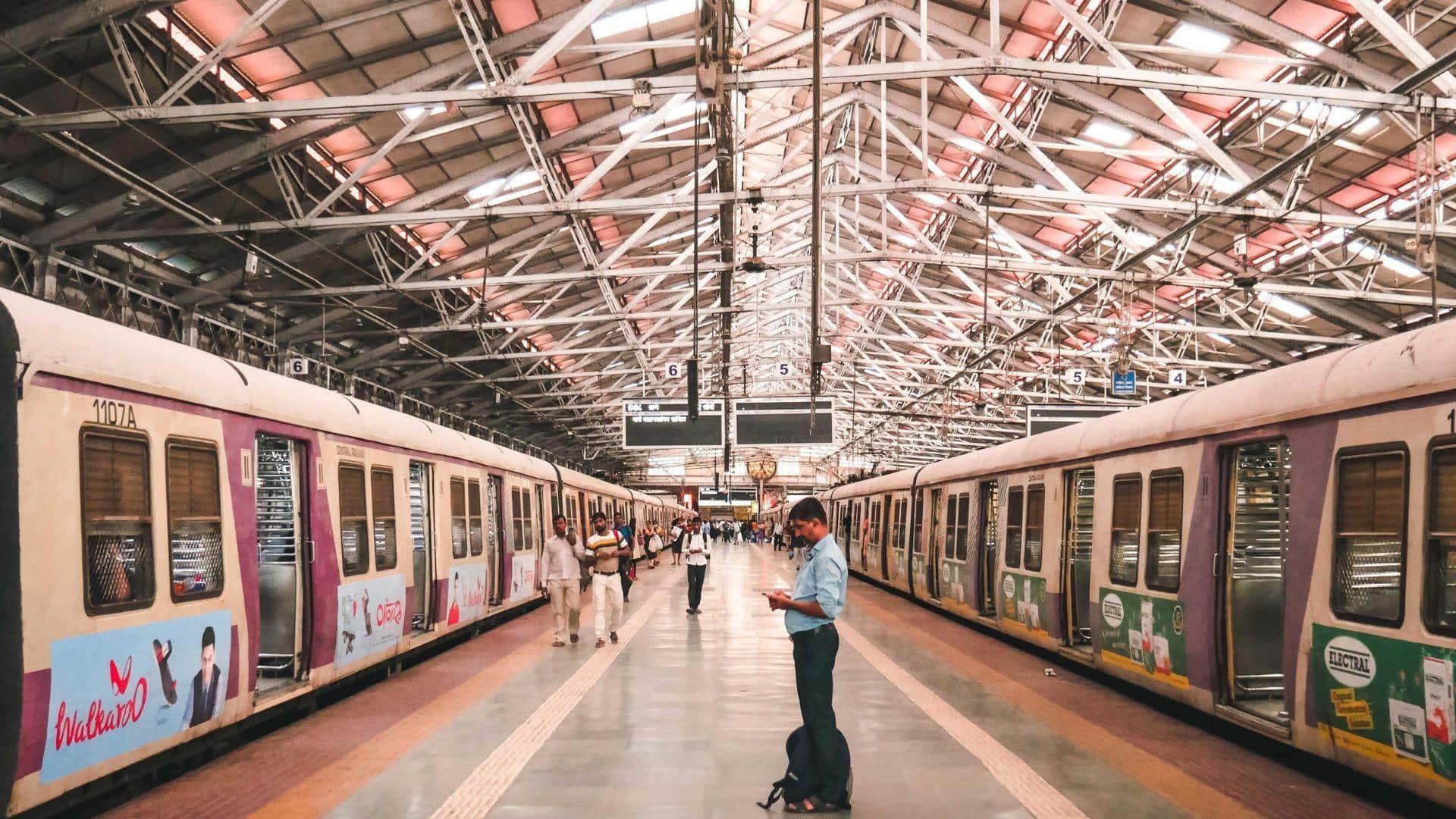 ரயில் நிலையங்களில் ரீல்ஸ் எடுப்பவர்களுக்கு ரூ.1,000 அபராதம் விதிக்கப்படும்: ரயில்வே அதிகாரிகள் எச்சரிக்கை ரயில் நிலையங்களில் ரீல்ஸ் எடுப்பவர்களுக்கு ரூ.1,000 அபராதம் விதிக்கப்படும்: ரயில்வே அதிகாரிகள் எச்சரிக்கை