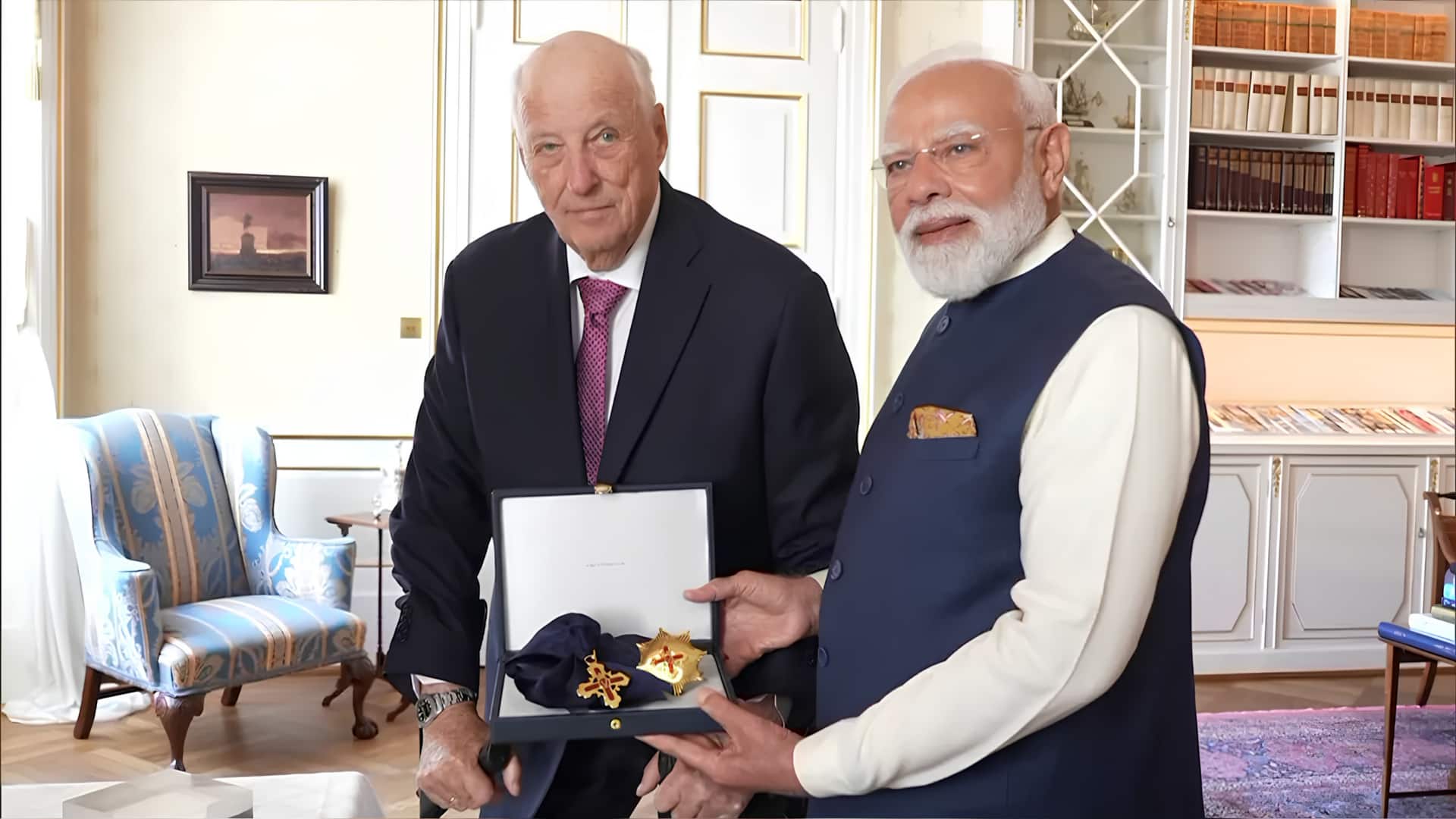 பிரதமர் மோடிக்கு நார்வே நாட்டின் உயரிய விருதான 'கிராண்ட் கிராஸ்' வழங்கி கௌரவம்: 32ஆவது சர்வதேச விருது