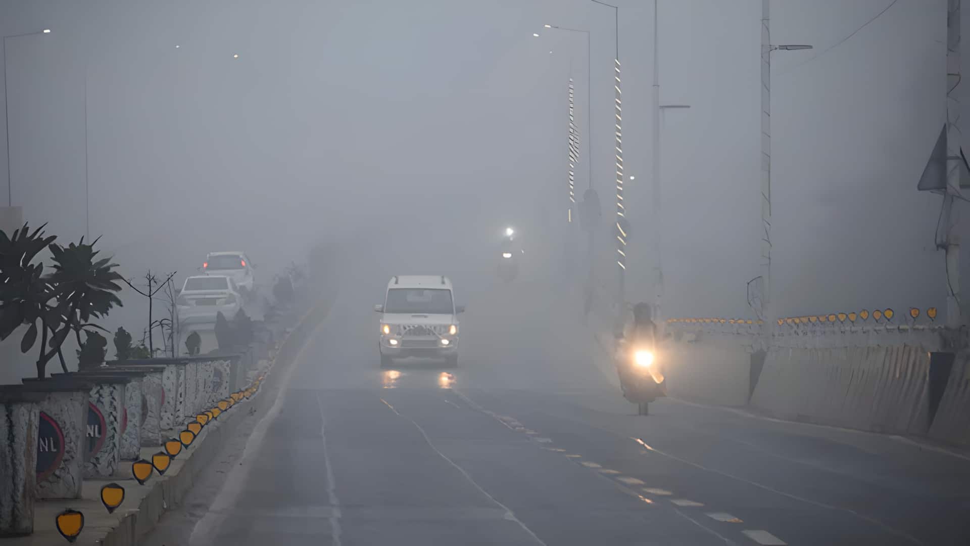 டெல்லியில் மீண்டும் 'Severe' நிலையை எட்டிய காற்று மாசுபாடு: கடும் பனிமூட்டத்தால் விமானப் போக்குவரத்து பாதிப்பு