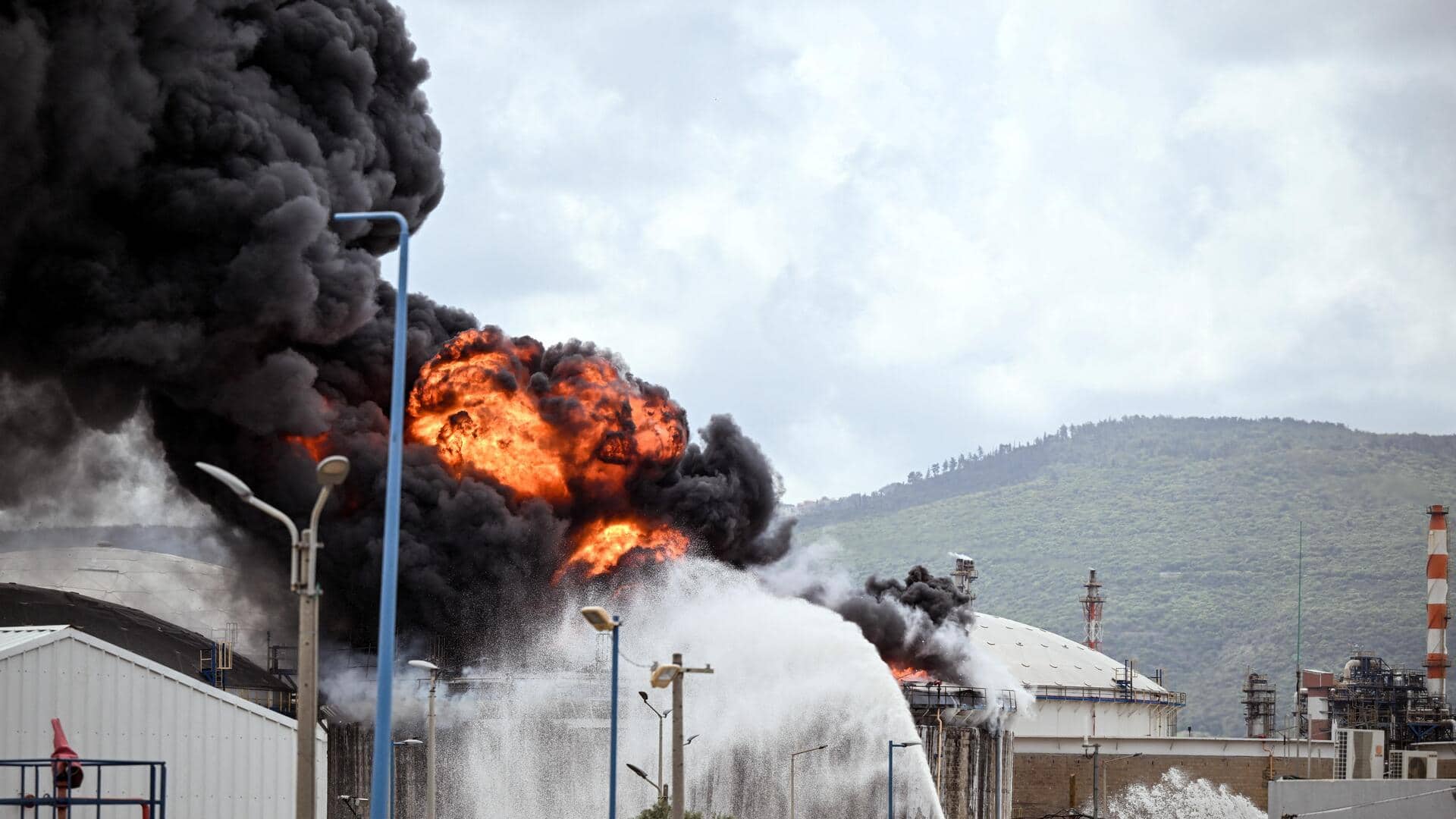துபாய் துறைமுகத்தில், முழுமையாக ஏற்றப்பட்ட குவைத் எண்ணெய் கப்பல் மீது ஈரான் தாக்குதல்