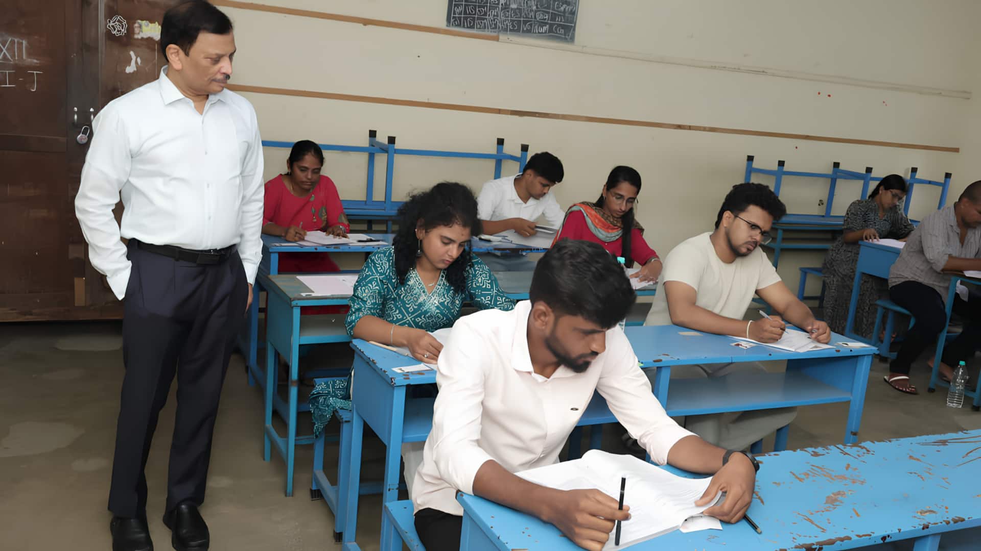 டிஎன்பிஎஸ்சி குரூப்-1 தேர்வு தேதி மாற்றம்! அதிகாரப்பூர்வ புதிய தேதி மற்றும் பணியிடங்கள் எண்ணிக்கை - முழு விபரம்