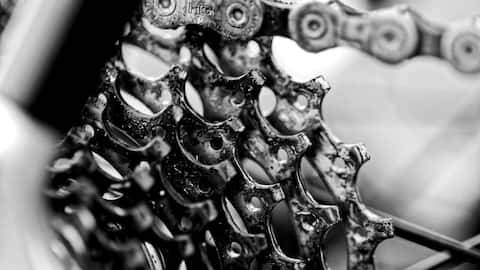 பைக் செயினை கவனிக்க மறந்தால் ஆபத்து; வீட்டிலேயே எளிமையாக செயின் கிளீன் செய்வது எப்படி? ஸ்டெப்-பை-ஸ்டெப் கைடு!