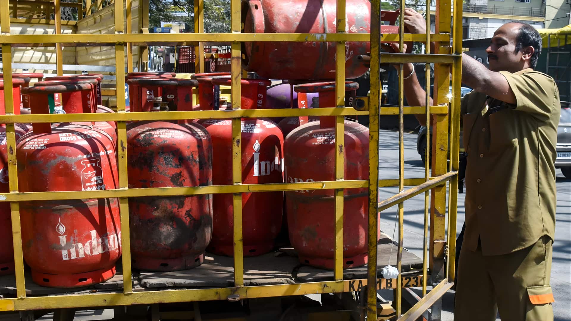 எல்பிஜி கேஸ் சிலிண்டர் வாடிக்கையாளர்களுக்கு முக்கிய அறிவிப்பு: ஆதார் இ-கேஒய்சி இப்போது கட்டாயம்