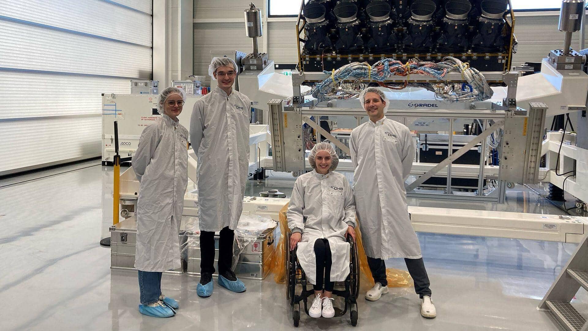 வரலாற்றில் புதிய சாதனை: சக்கர நாற்காலி பயன்படுத்தும் நபராக விண்வெளிக்கு செல்லும் முதல் பெண்