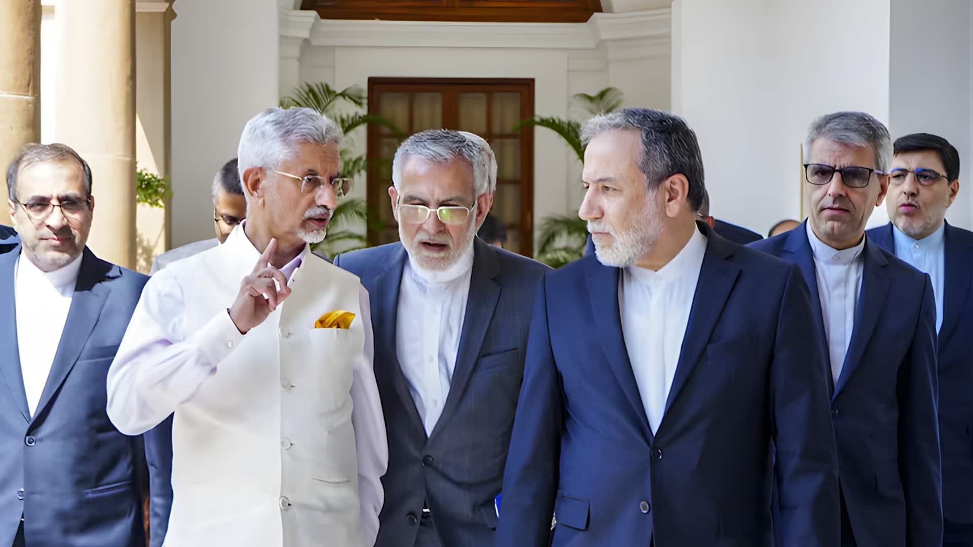 அமெரிக்காவுடன் நெருக்கம் காட்டினாலும் இந்தியாவை ஈரான் கைவிடாதது ஏன்? இரு நாடுகளுக்கும் இடையிலான ரகசிய ராஜதந்திரம்