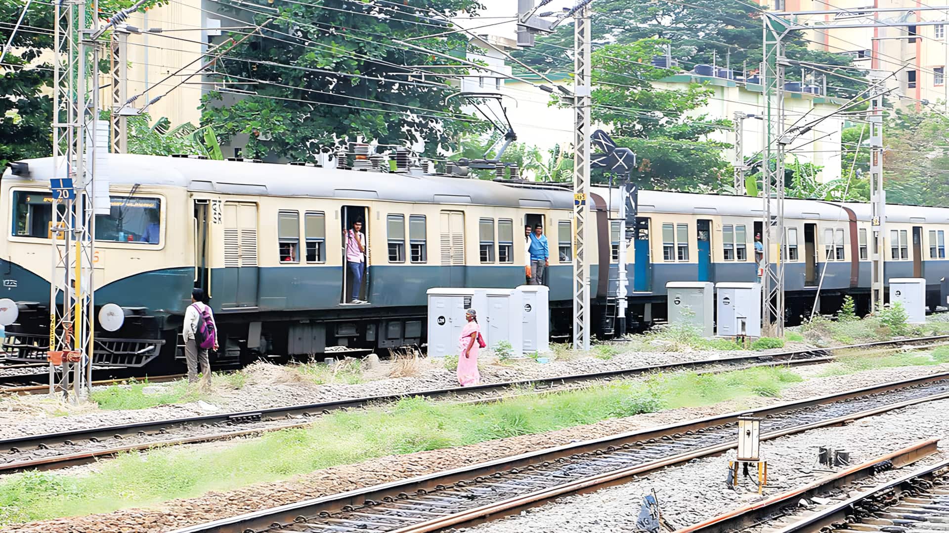 திருவள்ளூர் ரயில் நிலையத்தில் வெளிமாநில தொழிலாளியை அரிவாளால் வெட்டி வீடியோ எடுத்த சிறுவர்கள்