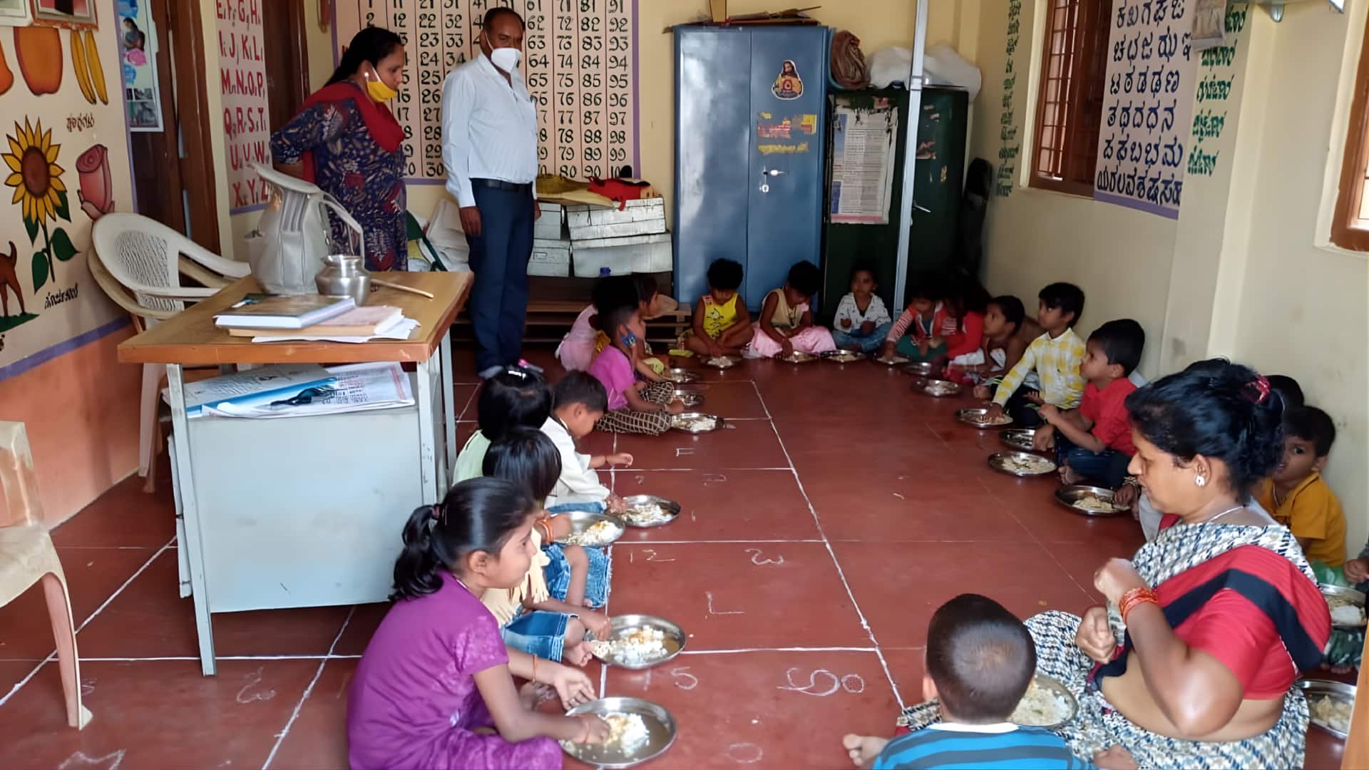 அங்கன்வாடி மையங்களைத் தத்தெடுக்க யுஜிசி உத்தரவு: உயர்கல்வி நிறுவனங்களுக்குப் புதிய பொறுப்பு! கல்வித்துறையில் கிளம்பும் எதிர்ப்பு