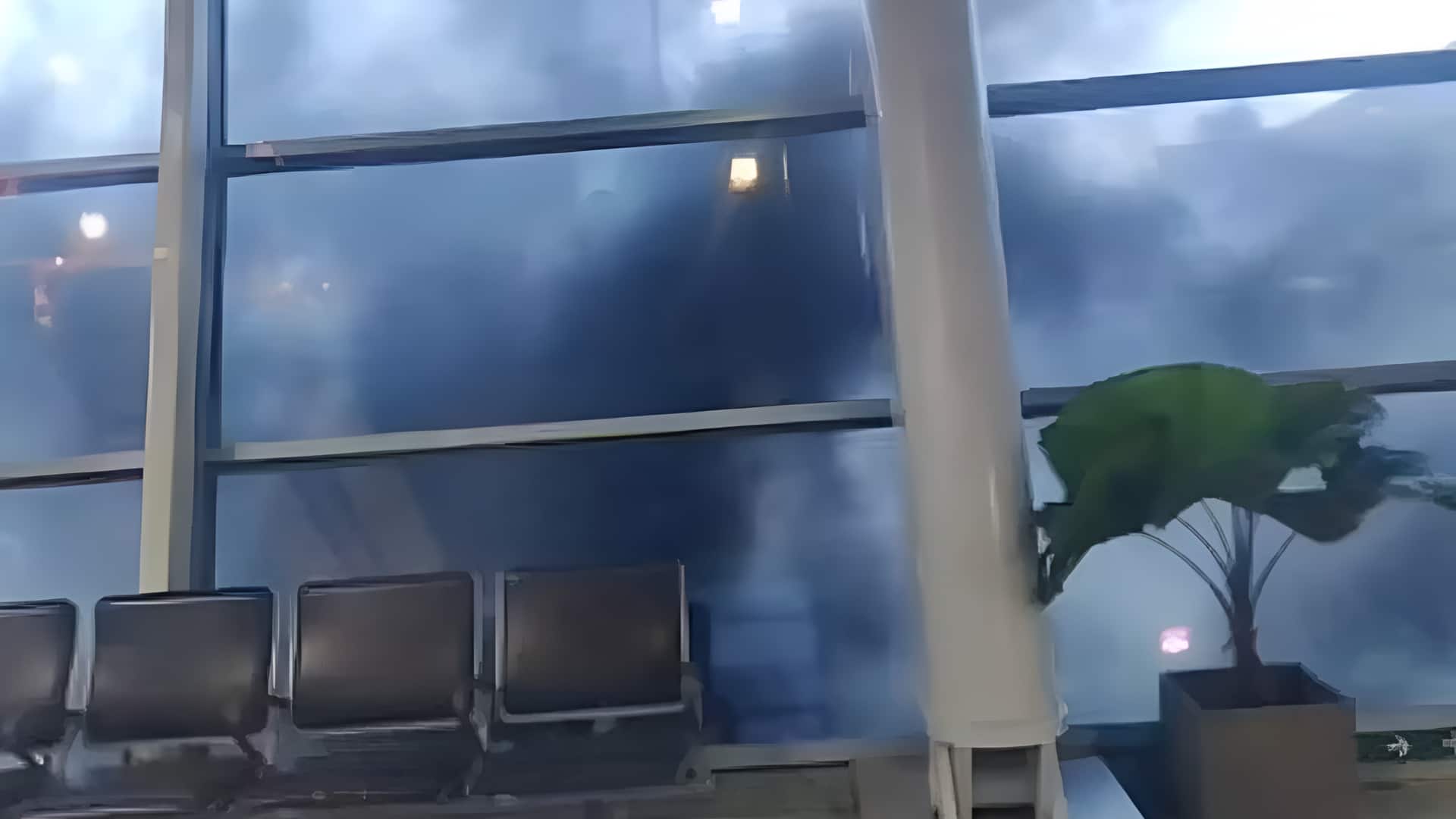 மும்பை விமான நிலையத்தில் பயங்கர தீ விபத்து! டெர்மினல் 1-இல் சூழ்ந்த கரும்புகை