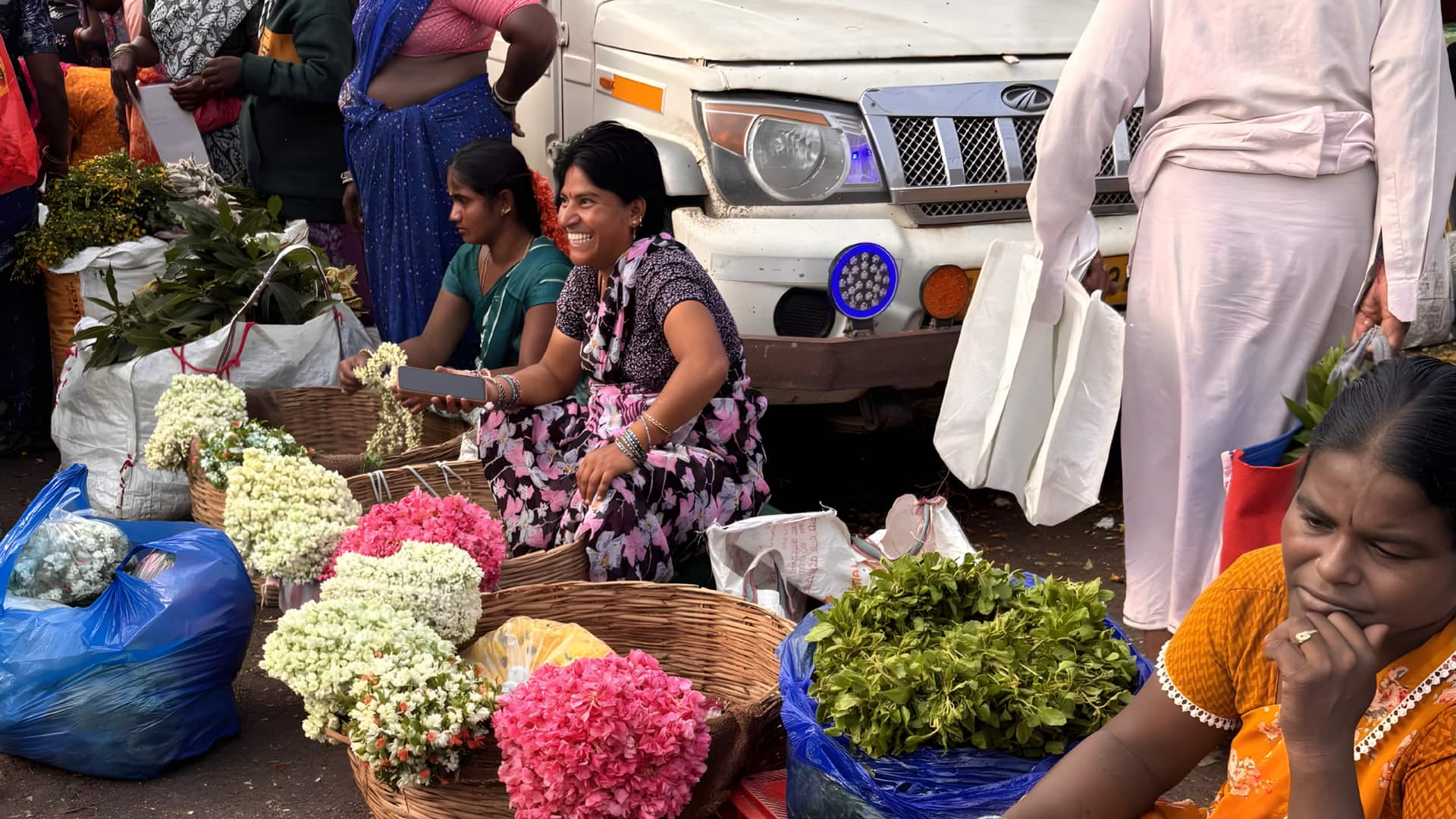 ஆயுத பூஜையை முன்னிட்டு எகிறிய பூக்கள் மற்றும் காய்கறி விலை! மதுரை மல்லி கிலோ ரூ.2,000 வரை விற்பனை