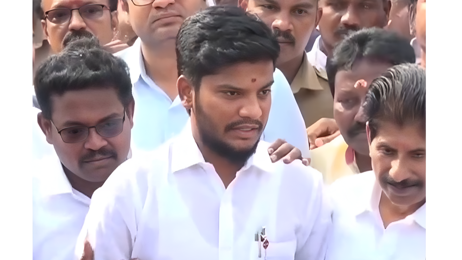 கோவில்களில் செல்போன் தடை: இவர்களுக்கு மட்டும் சிறப்பு விலக்கு என அமைச்சர் ரமேஷ் அறிவிப்பு