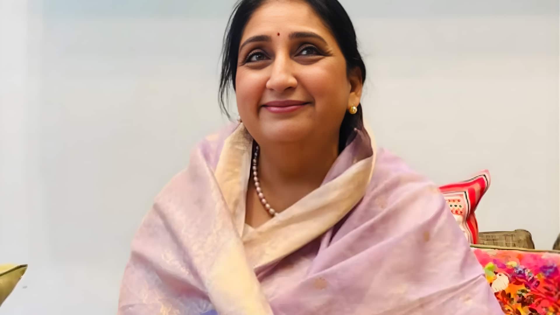 மகாராஷ்டிராவின் முதல் பெண் துணை முதலமைச்சராக சுனேத்ரா பவார் பதவியேற்பு