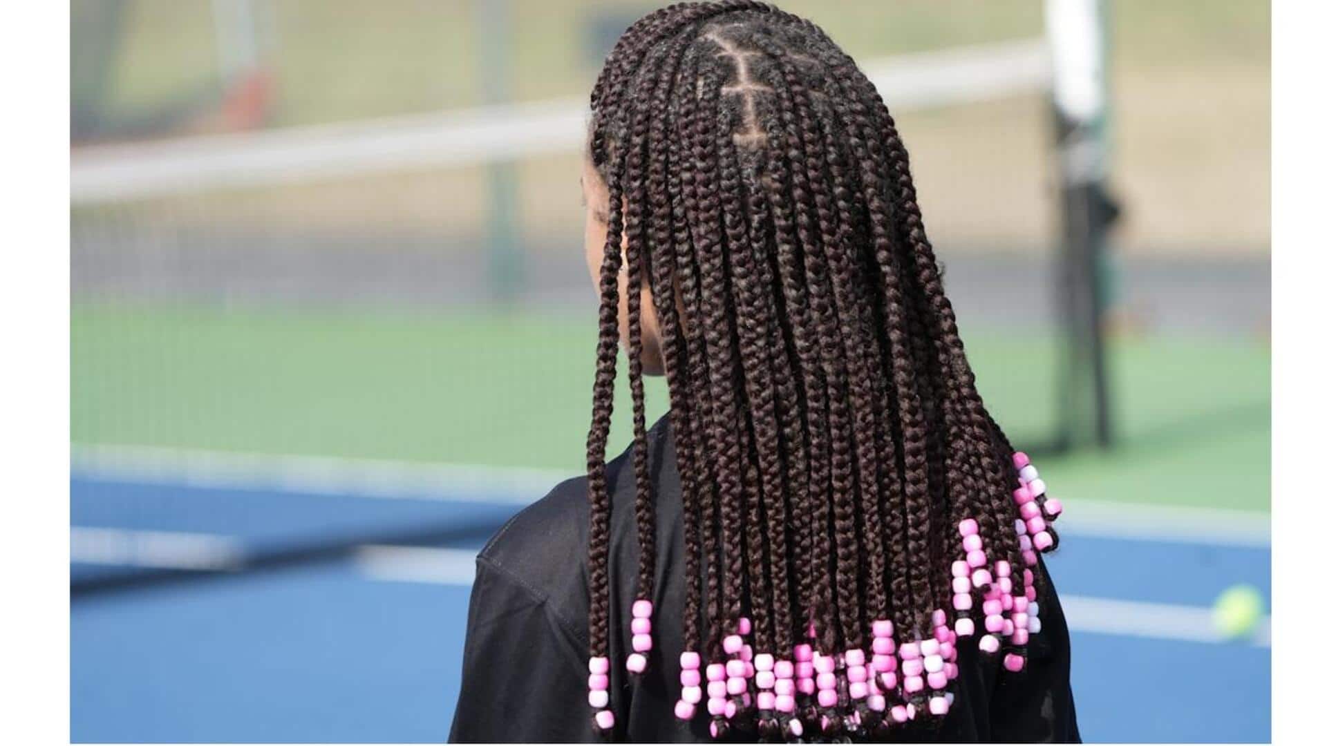 மணிகளுடன் பின்னல் சிகை அலங்காரம் செய்வது எப்படி?