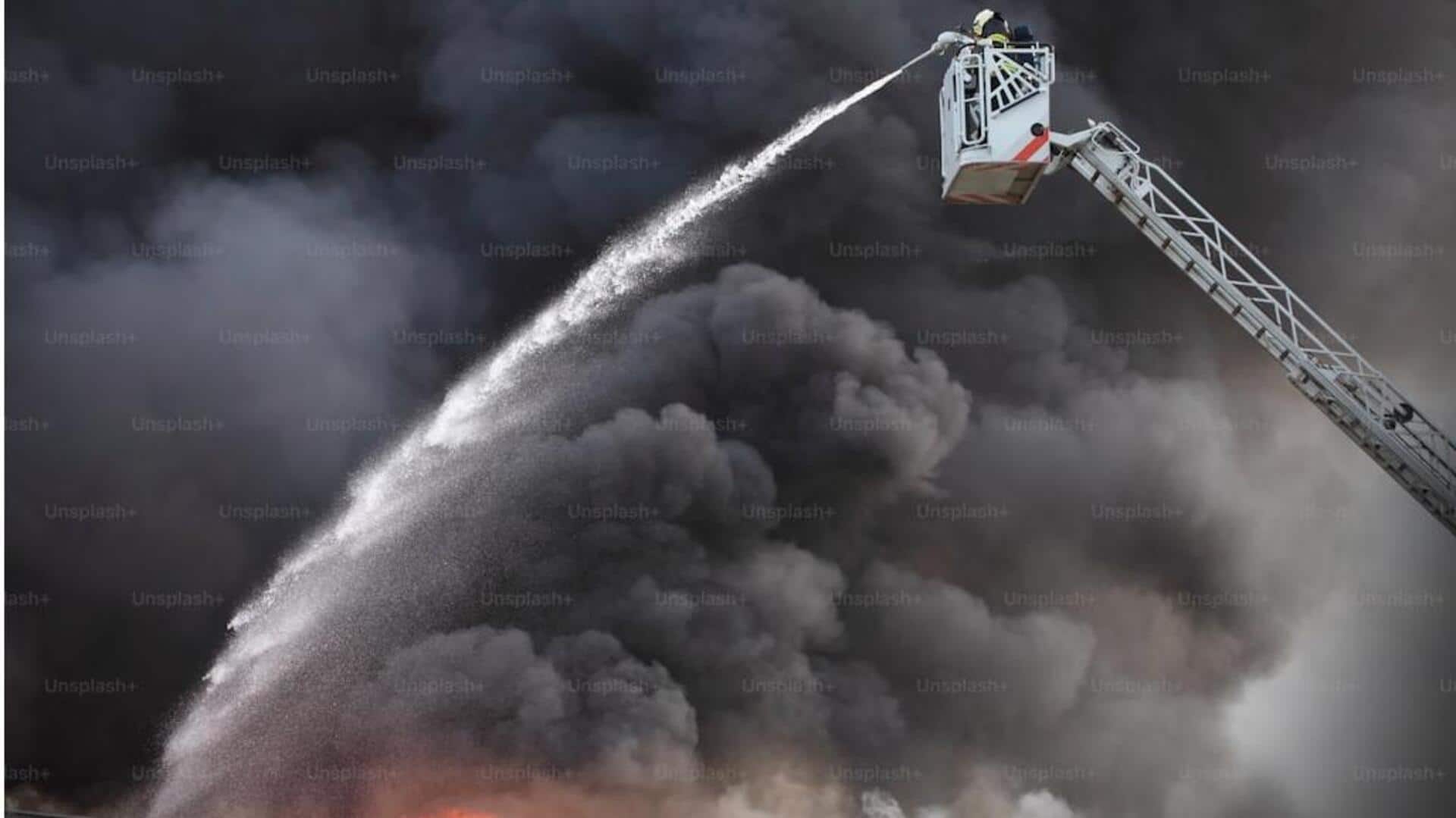 குவஹாத்தி வணிக வளாகத்தில் 33 மணி நேரத்திற்கும் மேலாக கொழுந்துவிட்டு எரியும் தீ