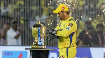 கையில் பகவத் கீதையுடன் இருக்கும் எம்எஸ் தோனி! வைரலாகும் புகைப்படம்!