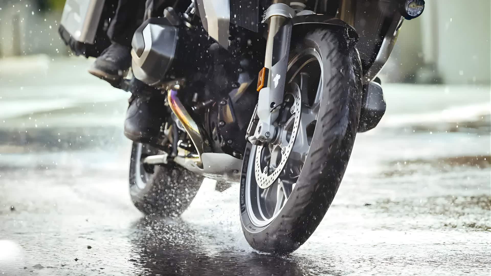 வெயில் காலத்தில் பைக் ஓட்டுபவரா நீங்கள்? டயர் வெடிக்கும் அபாயத்தைத் தவிர்க்க இந்த முக்கியமான டிப்ஸை கவனியுங்கள்