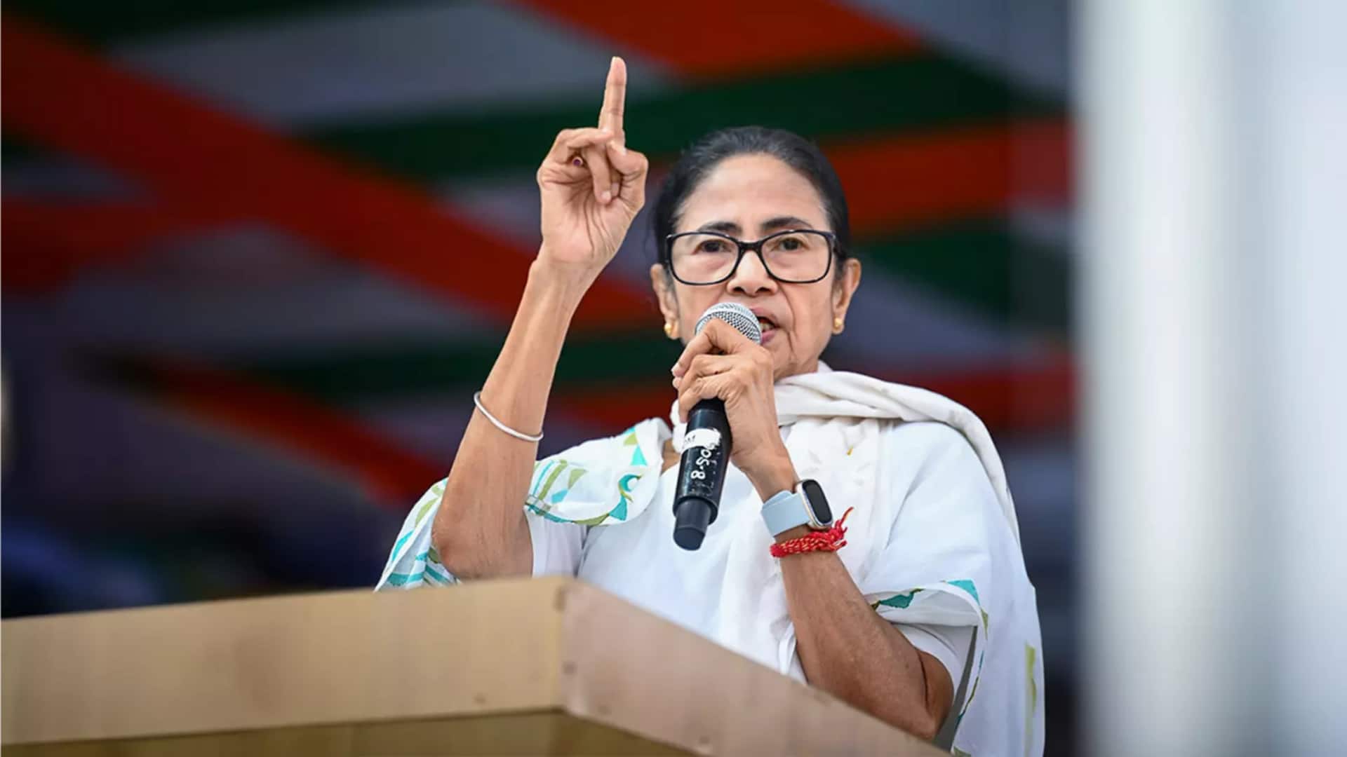 கொல்கத்தாவில் வாக்கு பெட்டிகள் வைத்துள்ள ஸ்ட்ராங் ரூமிற்குள் அடாவடியாக நுழைந்த மம்தா பானர்ஜி